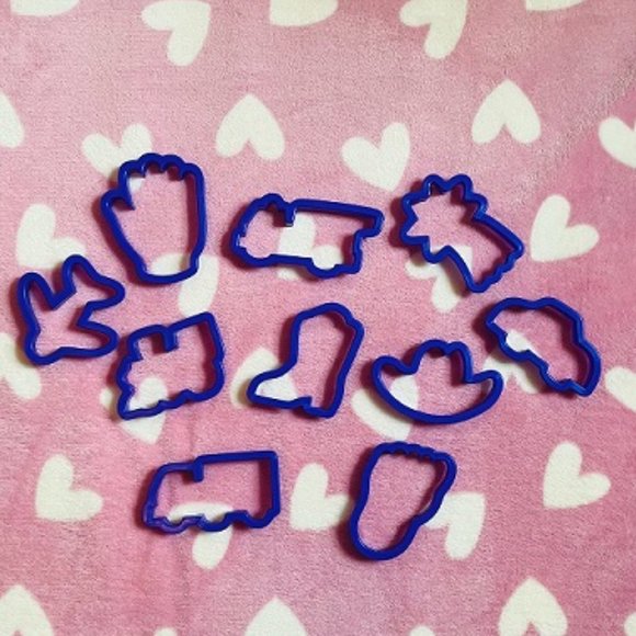 never used 83-piece cookie cutter set from Wilton - Picture 6 of 10